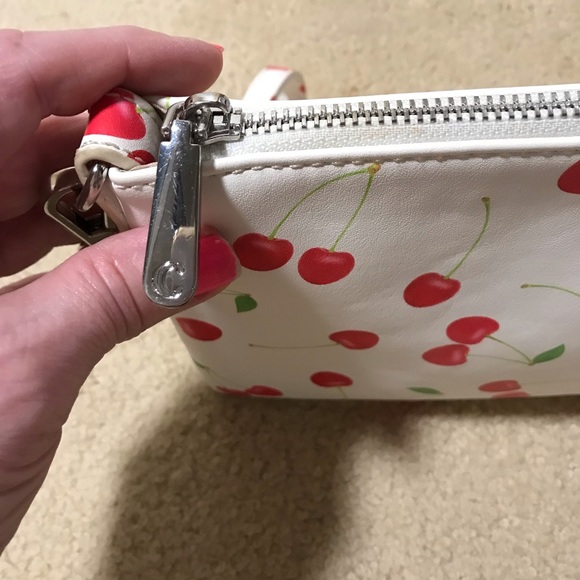 🆕🔥CC/CHARMING CHARLIE SUPER CUTE WRISTLET/MAKE UP BAG WHITE&CHERRIES NWT!! - Picture 14 of 14